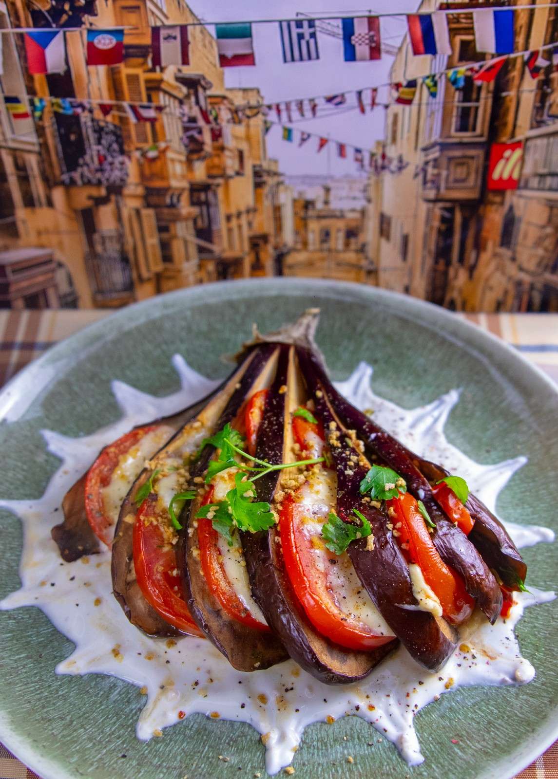 Daniels italienische Kochstunde:  Aubergine Parmigiana auf Joghurt-Knoblauch-Sauce